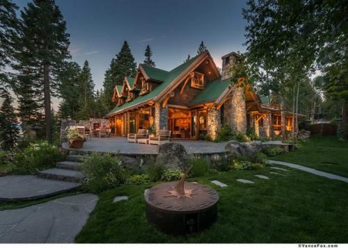 Этот потрясающий особняк в традиционной сельской стилистике построен на берегу очаровательного озера Тахо в Калифорнии. 01