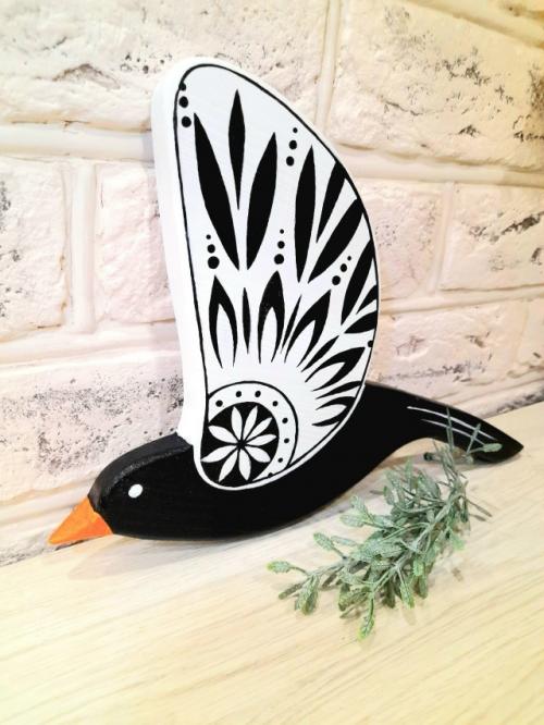 Эти птички настолько ручные, что отказываются лететь на улицу! 01