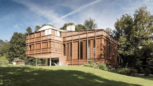 Дом с декоративным деревянным экраном в Австрии. 02