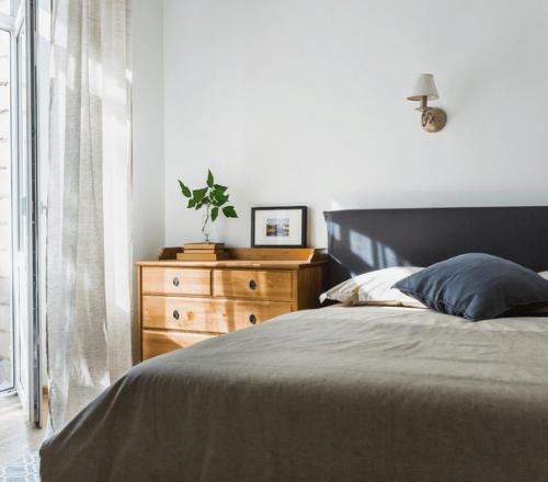 Эта двухкомнатная квартира в сталинском доме расположена в уютном московском дворике на большой никитской.