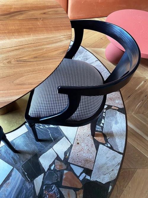 Интерьер квартиры, переполненный яркими решения, необычными принтами и текстурами. 07