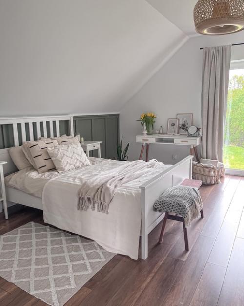 Белая кухня, живые цветы и мебель из дерева. 05