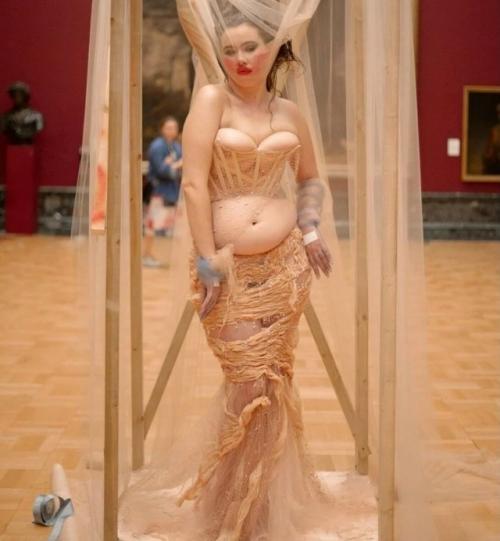 Микаэла старк - художница, перформансистка и стилист, чей корсет стал мощным символом бодипозитива. 01