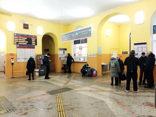 Тихвин в январе.  Тепловоз дм 62-1733 (ТЧЭ - 21 волховстрой) и электропоезд эт 2 М - 8034 (тчприг - 15 санкт - Петербург - балтийский. 08