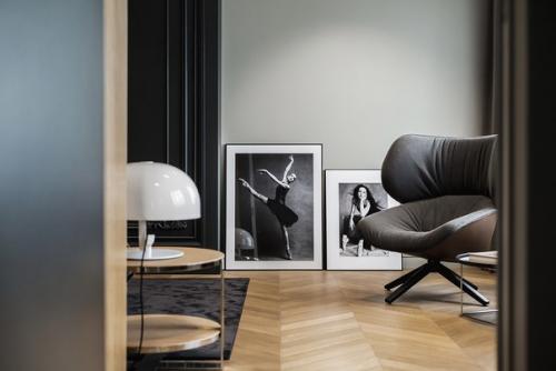 Роскошная квартира на патриарших прудах: насыщенные цвета в сочетании с натуральным деревом и элементы классики с современным минимализмом. 06