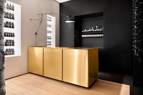 Интерьер нового магазина Aesop с березами внутри в Монреале / Alain Carle. 05