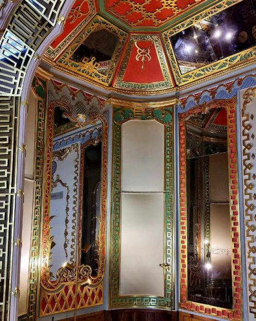 Рассказ про китайский дворец следует начать с самого главного - все интерьеры дворца подлинные. 01