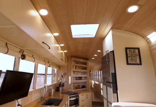 Как семейная пара купила себе старый автобус и переделала его под полноценное жильё. 02