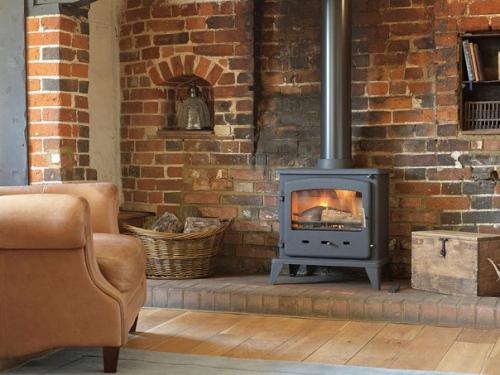 Кирпич в интерьере гостиной комнаты. 01