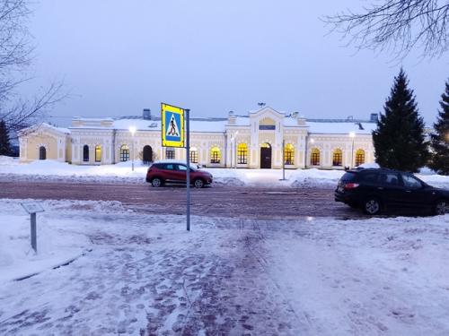 Тихвин в январе.  Тепловоз дм 62-1733 (ТЧЭ - 21 волховстрой) и электропоезд эт 2 М - 8034 (тчприг - 15 санкт - Петербург - балтийский. 03