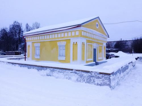 Тихвин в январе.  Тепловоз дм 62-1733 (ТЧЭ - 21 волховстрой) и электропоезд эт 2 М - 8034 (тчприг - 15 санкт - Петербург - балтийский. 06