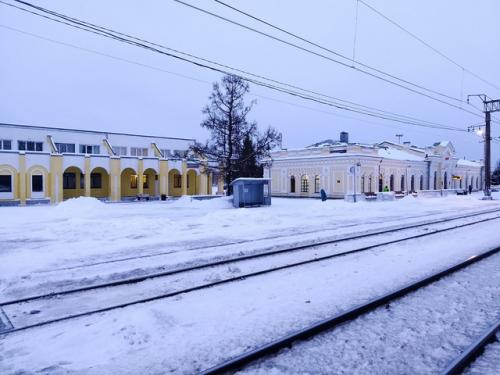 Тихвин в январе.  Тепловоз дм 62-1733 (ТЧЭ - 21 волховстрой) и электропоезд эт 2 М - 8034 (тчприг - 15 санкт - Петербург - балтийский. 04