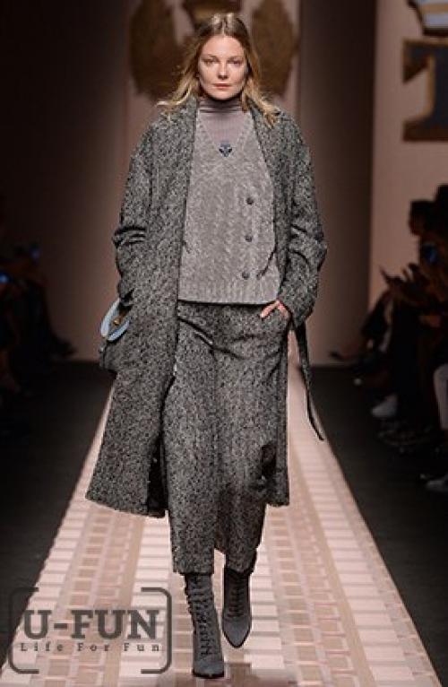 Trussardi сшил женщинам Милитаристские ботинки из кожи питона. 05