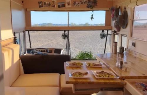 Как семейная пара купила себе старый автобус и переделала его под полноценное жильё. 03