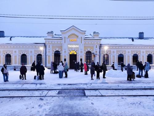Тихвин в январе.  Тепловоз дм 62-1733 (ТЧЭ - 21 волховстрой) и электропоезд эт 2 М - 8034 (тчприг - 15 санкт - Петербург - балтийский. 01