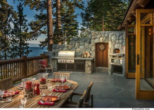 Этот потрясающий особняк в традиционной сельской стилистике построен на берегу очаровательного озера Тахо в Калифорнии. 04