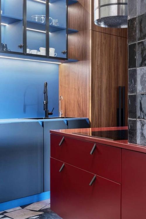 Интерьер квартиры, переполненный яркими решения, необычными принтами и текстурами. 03