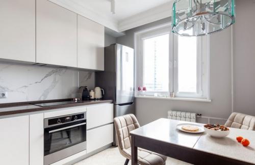 Монохромный интерьер небольшой кухни. 05