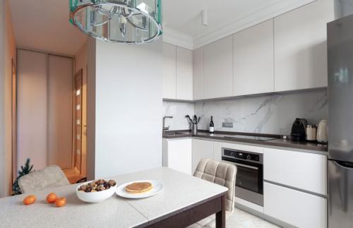 Монохромный интерьер небольшой кухни. 01