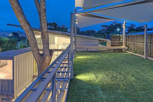 Просторный переносной дом из контейнеров в современном стиле. 04