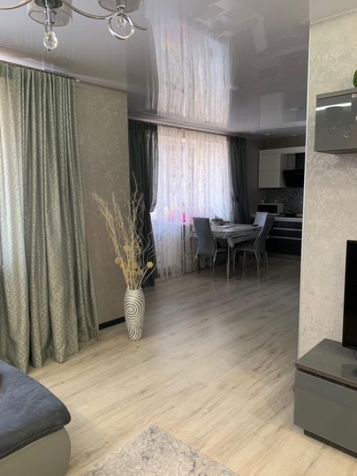 Хочу поделиться и фотографиями нашей квартиры кухню совместили с гостиной. 02