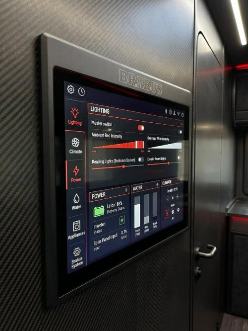 Шесть колёс у G63 6x6 кому-то показалось мало, поэтому кто-то якобы превратил внедорожник в восьмиколёсный автодом. 05