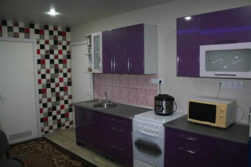 Сдается дом на сутки, все условия для проживания: просторная кухня, зал, спальня, сан узел совместный с душевой кабиной. 08