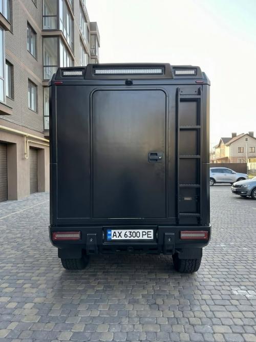 Шесть колёс у G63 6x6 кому-то показалось мало, поэтому кто-то якобы превратил внедорожник в восьмиколёсный автодом. 03