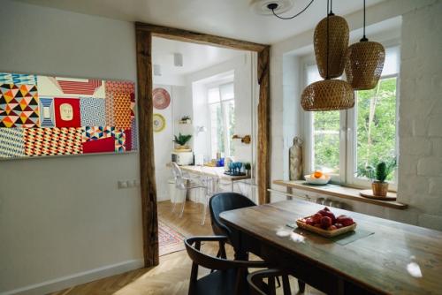 Квартира 56 м, до переделки была 3-ка, стала двухкомнатной с большой светлой гостиной, большим санузлом, отдельной спальней и гардеробной. 01