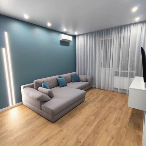 Интерьер в холодной цветовой гамме в двушке. 01