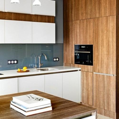 Благодаря смелой планировочной концепции эта небольшая квартира - студия (44 квадрата) совсем не кажется ограниченной в площади. 04