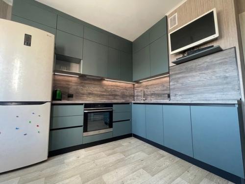 Кухонный гарнитур темно-зеленого цвета отлично впишется в интерьер любой кухни. 06