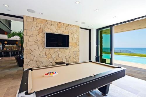 Прекрасный особняк расположенный прямо у воды, в шаговой доступности от одного из самых лучших пляжей малибу, США. 01