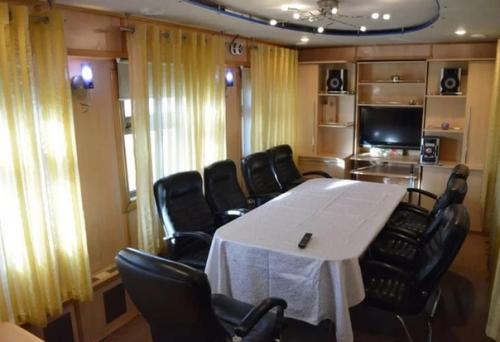 Зеленский приехал в Польшу на Золотом лакшери - поезде: шокированные журналисты показали фото. 02