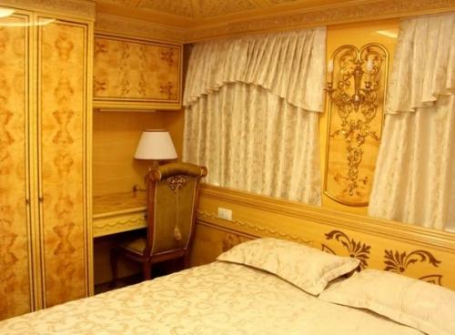 Зеленский приехал в Польшу на Золотом лакшери - поезде: шокированные журналисты показали фото. 01