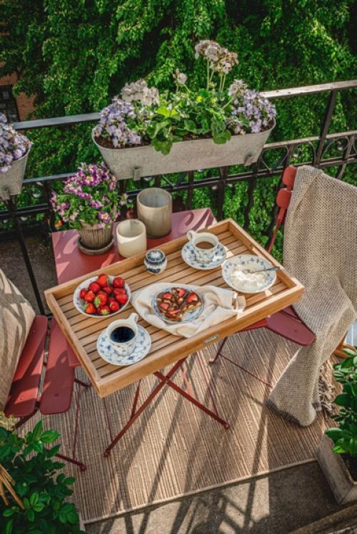 Обзор скандинавской квартиры с серой кухней и небольшим открытым балконом. 07