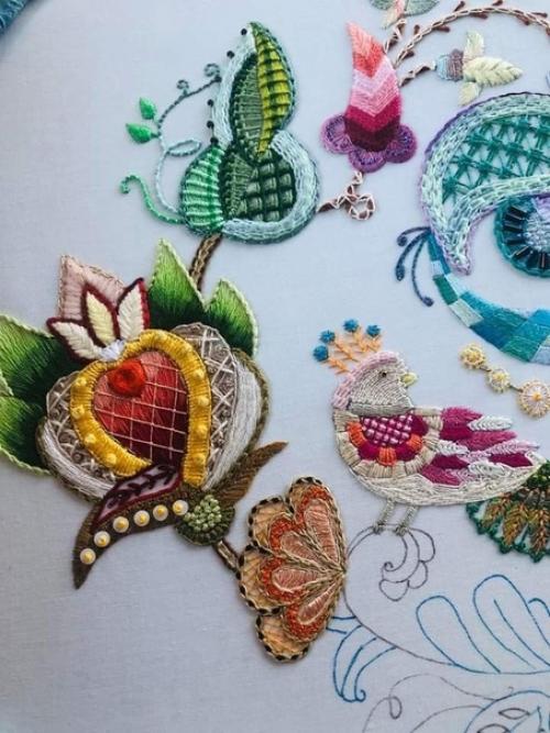 Якобинская вышивка или, как ее еще называют Крюил, стала пользоваться огромной популярностью в Великобритании на стыке 17-го и 18-го веков. 04