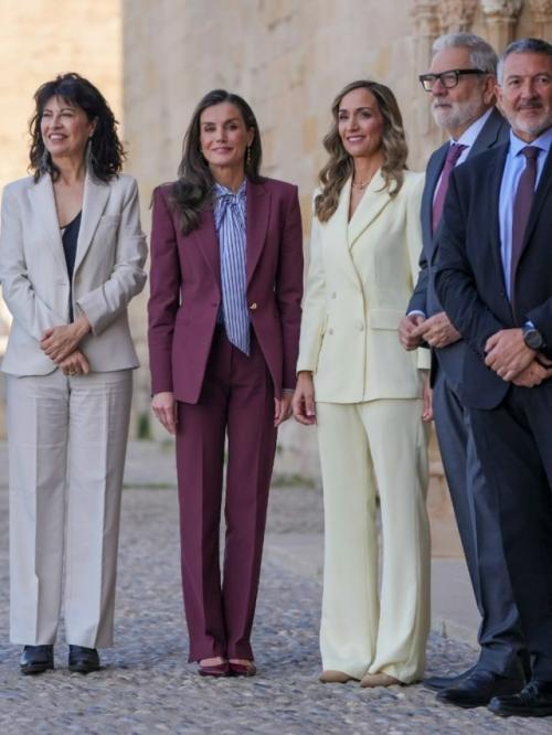 Стильный выход королевы Летиции: классика и яркая деталь. 02 Стильный выход королевы Летиции: классика и яркая деталь. 02