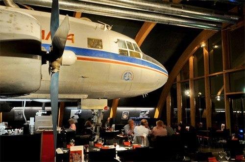 Самолет ил - 14 из Жуковского стал рестораном в аэропорту Цюриха. 03