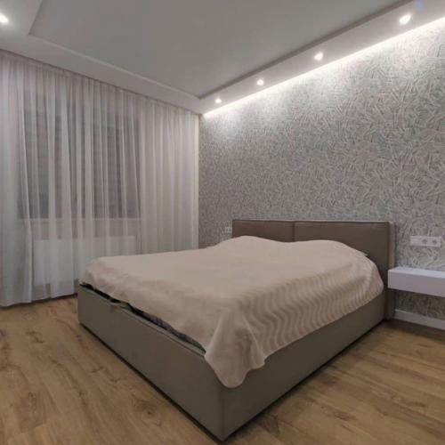 Интерьер в холодной цветовой гамме в двушке. 03