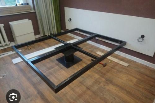 Кровати в стиле лофт обычно имеют простой и минималистичный дизайн, отражающий характеристики промышленной архитектуры. 04