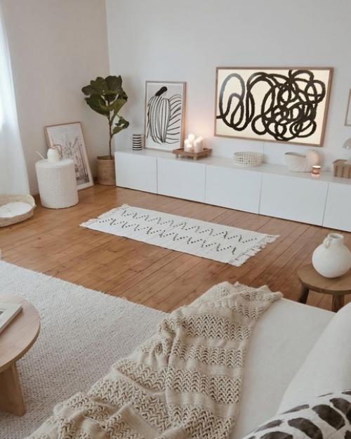 Уютные бежевые тона в дизайне светлого дома с белой мебелью. 01