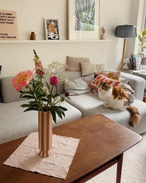 Войдите в эту уютную квартиру, где винтажная мебель и стены теплого белого оттенка создают теплую и уютную атмосферу. 01