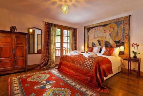 В том случае, если говорить индийский интерьер, то его стиль нельзя однозначно охарактеризовать. 02