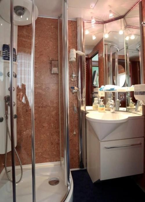 Зеленский приехал в Польшу на Золотом лакшери - поезде: шокированные журналисты показали фото. 05