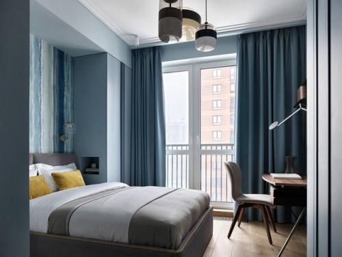 Элегантная квартира с кухней - гостиной и двумя спальнями, интерьер в ахроматических тонах, который смотрится очень воздушным и легким. 04