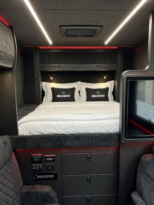 Шесть колёс у G63 6x6 кому-то показалось мало, поэтому кто-то якобы превратил внедорожник в восьмиколёсный автодом. 06