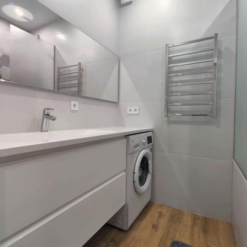 Интерьер в холодной цветовой гамме в двушке. 07