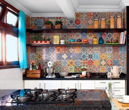 Кухонный фартук из плитки, выполненный в технике пэчворк. 01