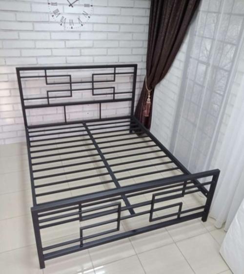 Кровати в стиле лофт обычно имеют простой и минималистичный дизайн, отражающий характеристики промышленной архитектуры. 07